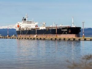 Tierra del Fuego protestó por la presencia de un buque petrolero británico y exigió el fin de la intervención nacional sobre su puerto
