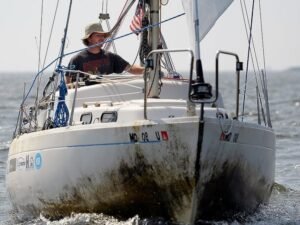 Un velista intenta rodear el Ártico solo y sin escalas: “No puedes dormir cuando vas solo, porque si golpeas el hielo, morirás”