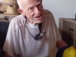 Un veterano de 80 años navegaba solo, pasó dos días sin dormir para visitar a su madre de 101, se quedó dormido al tercero y acabó en un arrecife: “Oí un ruido terrible y no sabía dónde había despertado”