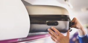 Una aerolínea comenzará a cobrar por usar los compartimientos superiores para el equipaje: desde cuándo regirá la nueva medida