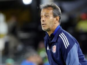Crisis en Costa Rica: echaron al Bocha Batista y una leyenda asumirá como entrenador