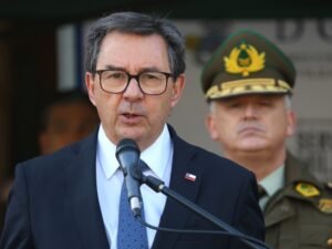 El Ministro de Defensa chileno respaldó el reclamo argentino por Malvinas, pero defendió el comercio con el gobierno británico en las islas