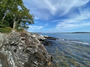 En 1964, una mujer de 27 años compró una isla abandonada de 7 hectáreas frente a la costa de Maine y construyó una pequeña casa para vivir allí sola; 22 años después, la isla fue donada para convertirse en un santuario de vida silvestre