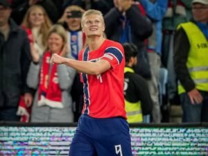 Erling Haaland, imparable también con Noruega: fue figura y marcó por duplicado en el triunfo sobre Dinamarca