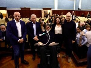 Esteban Bullrich presentó su nuevo libro en la UBA, rodeado de periodistas y dirigentes políticos