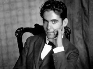 Federico García Lorca dejó una reflexión sobre la felicidad y la brevedad de la vida: “Desechad tristeza y melancolías; la vida es amable, tiene pocos días, y tan sólo ahora la hemos de gozar”