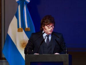 Javier Milei y sus medidas, EN VIVO: antes de viajar a Francia, el Presidente reconoce al polista Adolfo Cambiaso