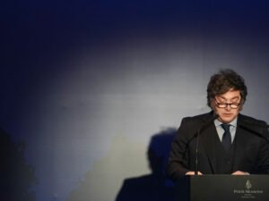 Javier Milei y sus medidas, EN VIVO: el Presidente habla en una cumbre libertaria antes de su viaje a Chile