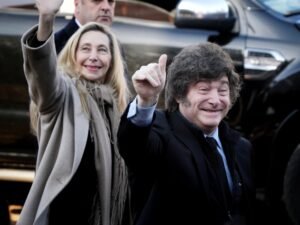 Javier Milei y sus medidas, EN VIVO: el Presidente viaja hoy a Bahía Blanca para reunirse con empresarios adheridos al RIGI