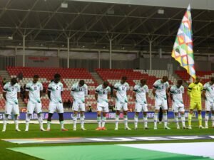 Los jugadores de Irlanda bajaron la cabeza en el himno de Israel, usaron brazalete negro y golean por la Nations League