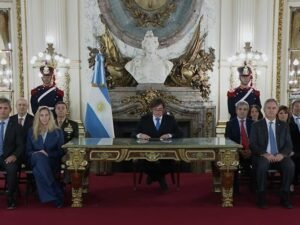 Milei anunció sanciones más duras por la explotación petrolera en Malvinas y la creación de una base naval en Tierra del Fuego