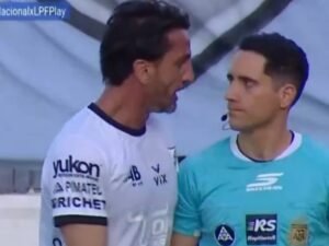 Otro escándalo por un arbitraje: los jugadores de All Boys explotaron por dos goles anulados e intentaron agredir a un asistente