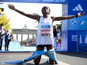 Tigst Assefa, entre el dolor y el drama en el Maratón de Berlín: iba a batir el récord mundial pero llegó rengueando a la meta