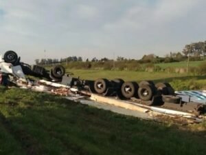 Transportaba pollo congelado, volcó y quedó atrapado dentro del camión: decenas de vecinos saquearon el cargamento, sin prestar ayuda