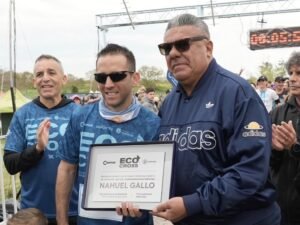 Tras el escándalo en la Supercopa Internacional, Chiqui Tapia reapareció y le dio una plaqueta al gendarme Nahuel Gallo