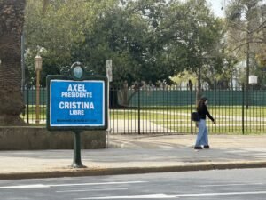 Un día antes de su acto, aparecieron carteles con la leyenda “Axel Presidente, Cristina Libre” en la Ciudad: sorpresa y desmentida del gobierno de Kicillof