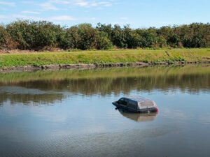 Una Amarok en el arroyo: la camioneta que sorprendió a La Plata y el dato que resolvió el misterio