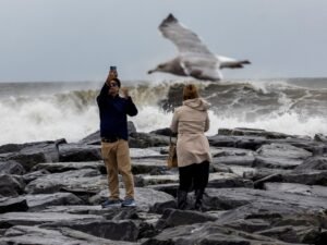 Una potente tormenta golpea la costa este de Estados Unidos: un muerto, inundaciones y casi 150.000 hogares sin electricidad