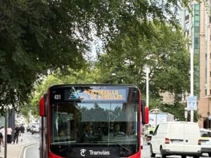 Verónica, con 25 años, es una de las pocas mujeres que conducen autobuses: “Me gusta sonreír, sobre todo en esta época en que falta empatía”