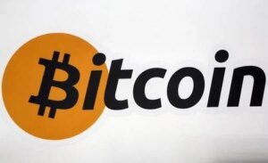 Bitcoin cae a 82.000 dólares por ventas en IA y subida del petróleo