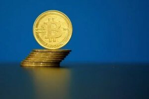 Bitcoin cae por debajo de los 80.000 dólares mientras Strategy pausa sus compras