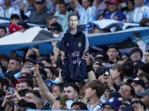 “Chiqui Tapia botón”: los cantos contra el presidente de la AFA en la previa de la despedida de Messi en el Monumental