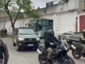 Comenzó el histórico traslado de la cárcel de Devoto: llevaron a los primeros 326 presos a Marcos Paz en medio de un fuerte operativo con camiones blindados