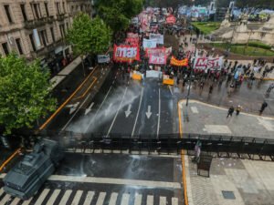 Corridas, piedras y gases en la quinta marcha universitaria, que fue multitudinaria y reforzó las críticas contra el gobierno de Milei
