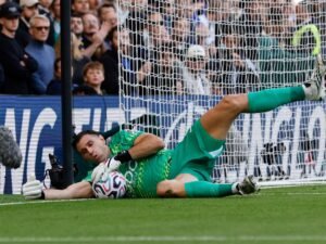 Dibu Martínez fue clave en la goleada del Chelsea: dos atajadas decisivas y un triunfo para meterse en zona de copas