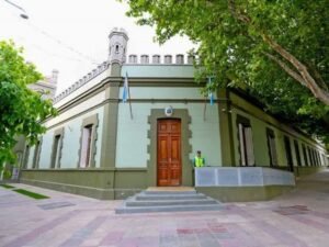 El gobierno de Neuquén echó a cinco empleados públicos por no ir a trabajar y les exigió devolver sus sueldos