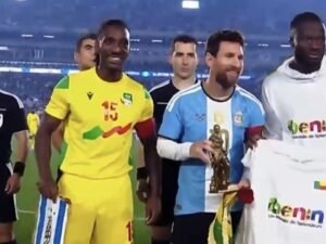 El último sorteo de capitanes de Lionel Messi en la Selección: el regalo que le dieron para Antonela Roccuzzo para “cuidar al Rey”