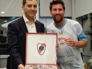 En la previa de su despedida, River nombró a Lionel Messi como socio honorario del club