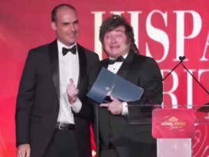 En una gala en Washington, Milei dijo que Lula es un “dictador comunista” y redobló su apoyo a Trump a días de las elecciones en EE.UU.