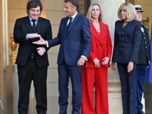 Javier Milei pide paciencia, pero
hay pedidos de cambios y Patricia Bullrich se reúne con Carlos Melconian