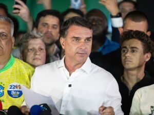La justicia federal pidió informes sobre cómo Flavio Bolsonaro ingresó al país