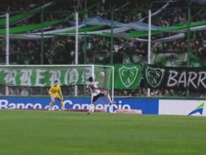 La mano de la polémica en Junín: el VAR le anuló un gol a River por un mínimo toque con el puño de Fausto Vera que generó muchas dudas