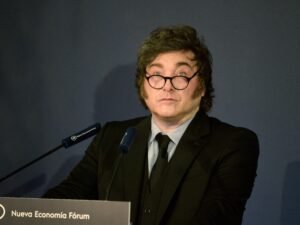 La salud de Javier Milei: en España apareció con una venda en el cuello y en el Gobierno aducen que se cortó al afeitarse