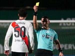 Los árbitros de la fecha 14 del Torneo Clausura: Tello va de clásico a clásico y Dóvalo, el más cercano a Chiqui Tapia, a otro “enemigo” de AFA