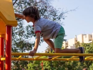Los chicos hacen más deporte a medida que crecen, pero se mueven menos
