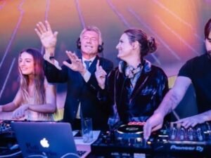 Macri hizo de DJ y cantó en la fiesta de 15 de Antonia: las fotos del festejo de la hija menor del expresidente