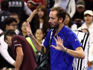 Medvedev descalificado en Beijing: de Djokovic a Nalbandian, los antecedentes más recordados del tenis