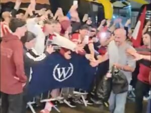“No soy secanucas, soy soldado de la Bruja”, el grito de guerra de los hinchas de Estudiantes con la llegada de Verón y el plantel a Barra de Tijuca