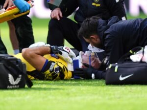 Qué le pasó al Dibu Martínez: un fuerte choque lo mandó al hospital durante el partido entre Chelsea y Everton