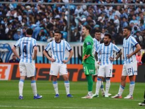 Racing en llamas y con el vestuario roto: la falta de líderes, más los casos Espino y Miljevic aceleran los cambios para 2027