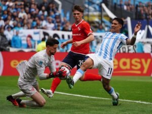 Racing ganaba bien el clásico pero le faltó energía y jerarquía para sostenerlo: el segundo tiempo fue del Rojo y repartieron puntos