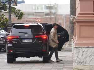 Santiago Caputo viajó a Puerto Iguazú para mostrar que el Gobierno estaba detrás del operativo de salida de Bolsonaro