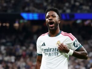 Vinícius, del éxtasis al papelón: metió un gol para Real Madrid pero el VAR se lo anuló y lo echaron por tirarle del pelo a un rival