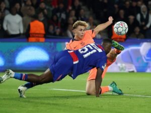 Willian Pacho se jugó la vida en PSG vs Barcelona: la brutal patada que lo dejó al borde del nocaut en la Champions